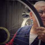 La storia dell�83enne Bartolomeo D'Agostino, conosciuto da tutti a Bari Vecchia come �Meuccio�, un signore che in tutta la sua vita non ha fatto altro che aggiustare biciclette nella sua minuscola officina (foto di Rafael La Perna)